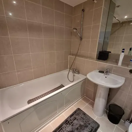 2 Bedroom Flat 1 Stop From Bridge Apartamento *