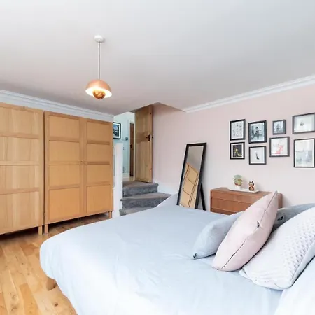 Bright & Spacious Modern 2 Bedroom Apartment