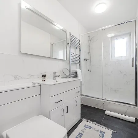 Modern Flat Wbalcony & View, East * London