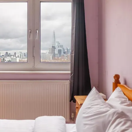 Modern Flat Wbalcony & View, East Apartment London