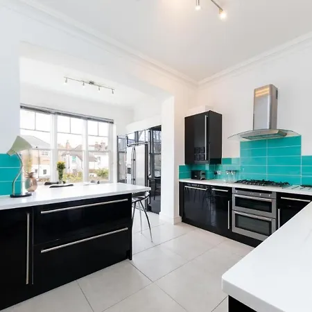 Bright & Spacious Modern 2 Bedroom