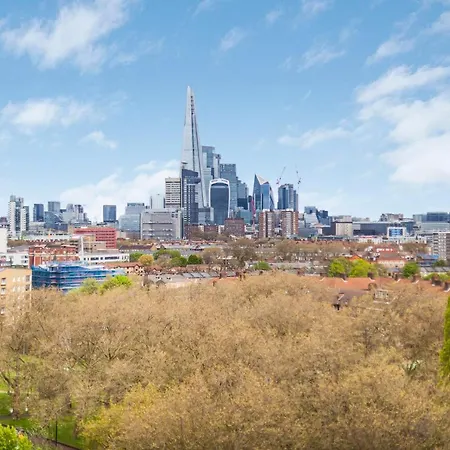 Modern Flat Wbalcony & View, East * London
