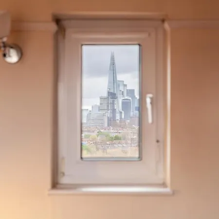Modern Flat Wbalcony & View, East London