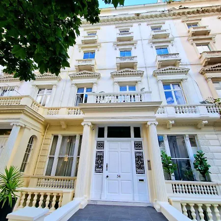 Brilliant 3 Bedroom's In Hyde Park With Elevator - 1 Flight Of Stairs Only Apartment *