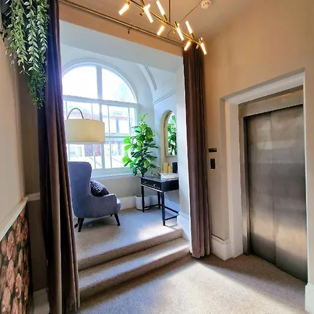 Brilliant 3 Bedroom's In Hyde Park With Elevator - 1 Flight Of Stairs Only Apartment