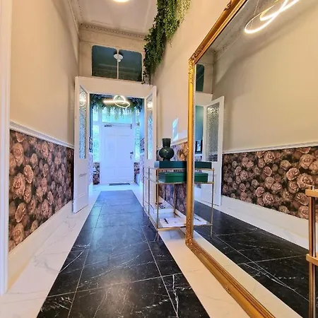 Brilliant 3 Bedroom's In Hyde Park With Elevator - 1 Flight Of Stairs Only