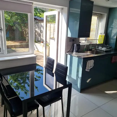 Guest house Single With En-suite Shower In Zone 1 *