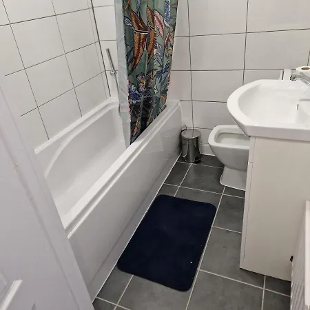 A Lovely One Bedroom In Hither Lane * London