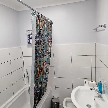 A Lovely One Bedroom In Hither Lane Apartment *