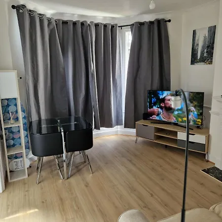 A Lovely One Bedroom In Hither Lane Apartment