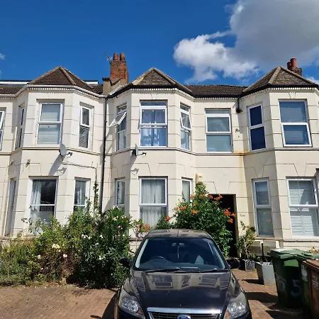 A Lovely One Bedroom In Hither Lane Apartment *