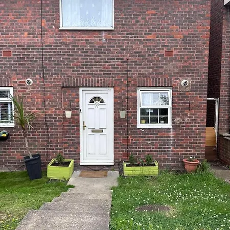 Ub5 4tr 77 Blenheim Road *