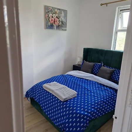 A Lovely One Bedroom In Hither Lane Apartment