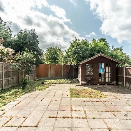 Pass The Keys Spacious 4 Bed House Free Parking Near Station Holiday home Bexleyheath