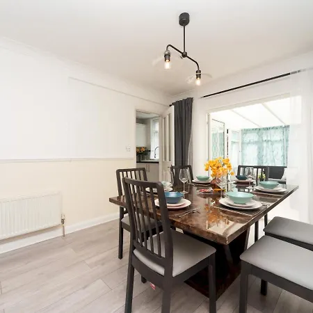 Pass The Keys Spacious 4 Bed House Free Parking Near Station Holiday home Bexleyheath