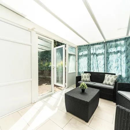 Pass The Keys Spacious 4 Bed House Free Parking Near Station Holiday home