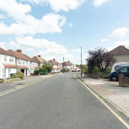 Pass The Keys Spacious 4 Bed House Free Parking Near Station *