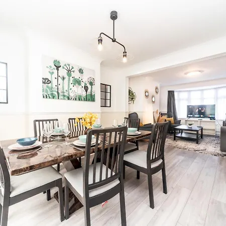 Pass The Keys Spacious 4 Bed House Free Parking Near Station Holiday home