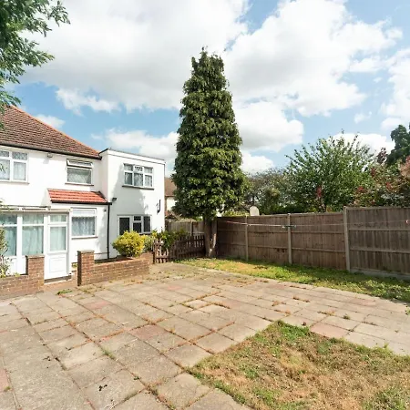 Pass The Keys Spacious 4 Bed House Free Parking Near Station Holiday home *