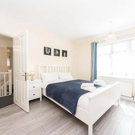 Pass The Keys Spacious 4 Bed House Free Parking Near Station Holiday home