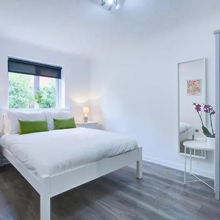 Spacious 2 Bedroom Apartment London