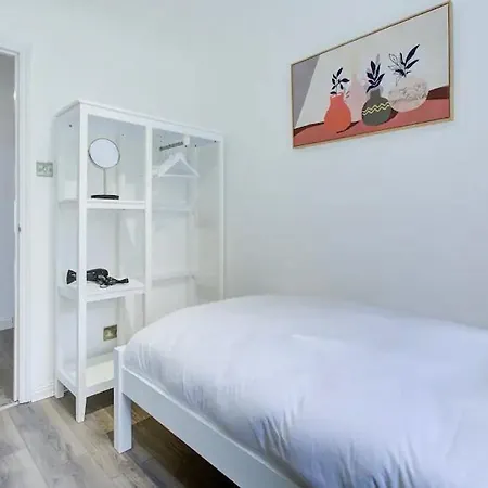 Apartment Spacious 2 Bedroom *