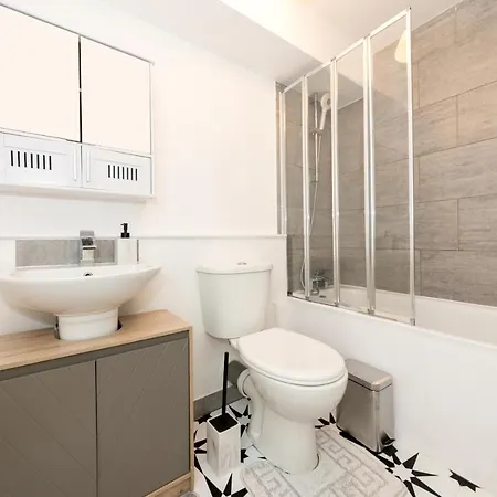 Urban Modern Near Warren Street Apartment London