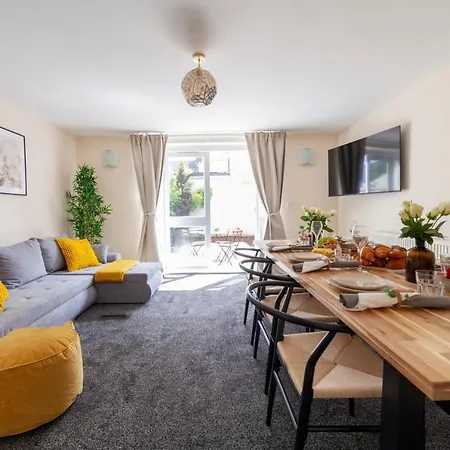 Arte Stays: Spacious Garden House In Stratford With Free Parking Holiday home