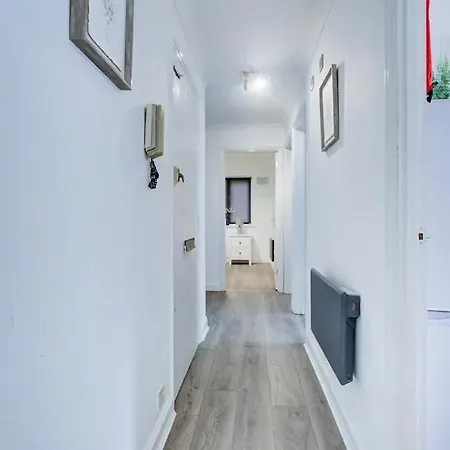 Spacious 2 Bedroom London