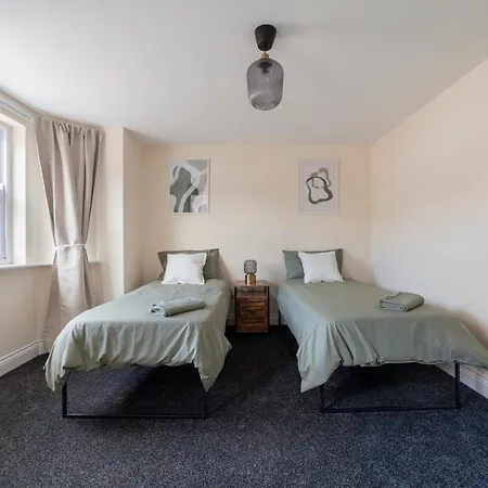 Arte Stays: Spacious Garden House In Stratford With Free Parking Holiday home London