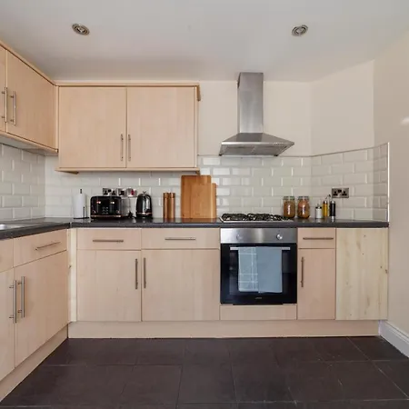 Arte Stays: Spacious Garden House In Stratford With Free Parking Holiday home *