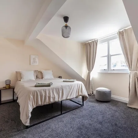Arte Stays: Spacious Garden House In Stratford With Free Parking London
