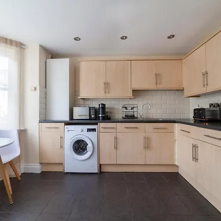 Arte Stays: Spacious Garden House In Stratford With Free Parking Holiday home *