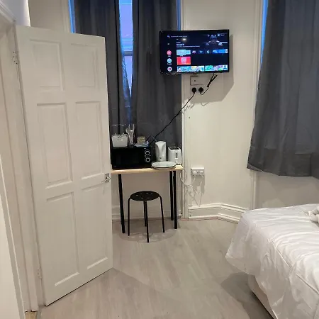 Bed & Breakfast Y2 London