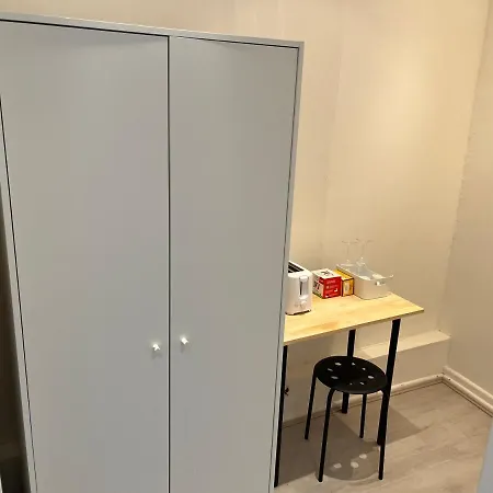 Bed & Breakfast Y2 London