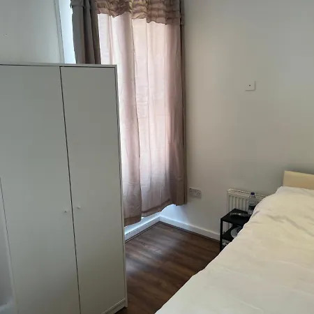 Bed & Breakfast Y2 London