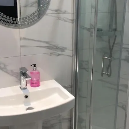 Grand Bleu - - Next To Piccadilly Line Tube Station & Brand New Facilities 4* London