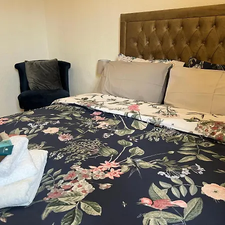 Grand Bleu - - Next To Piccadilly Line Tube Station & Brand New Facilities London