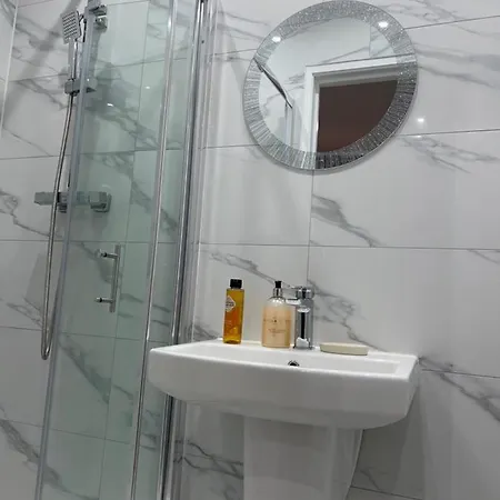 Grand Bleu - - Next To Piccadilly Line Tube Station & Brand New Facilities 4*