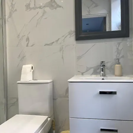 Grand Bleu - - Next To Piccadilly Line Tube Station & Brand New Facilities 4* London