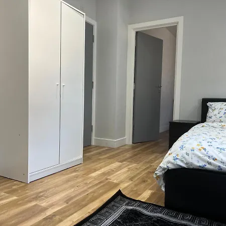 Grand Bleu - - Next To Piccadilly Line Tube Station & Brand New Facilities
