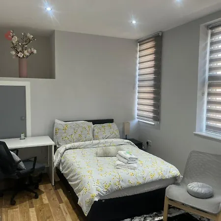 Grand Bleu - - Next To Piccadilly Line Tube Station & Brand New Facilities Hotel