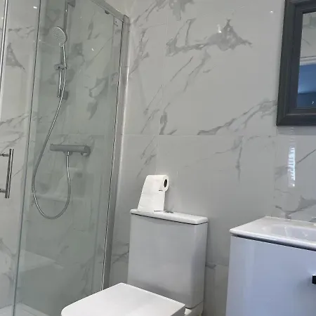 Grand Bleu - - Next To Piccadilly Line Tube Station & Brand New Facilities Hotel London
