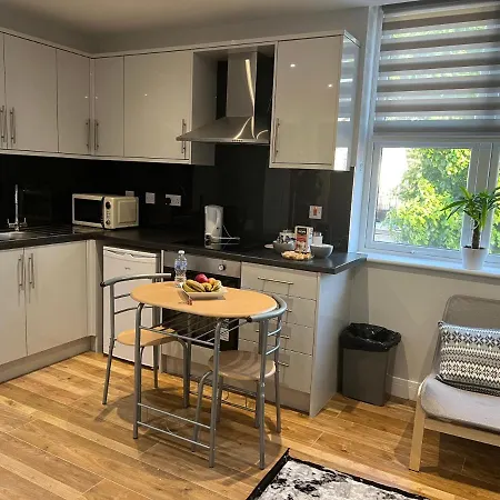 Grand Bleu - - Next To Piccadilly Line Tube Station & Brand New Facilities Hotel