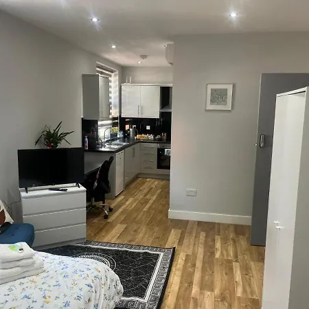 Grand Bleu - - Next To Piccadilly Line Tube Station & Brand New Facilities