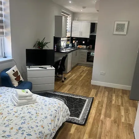 Grand Bleu - - Next To Piccadilly Line Tube Station & Brand New Facilities Hotel