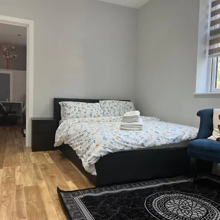 Grand Bleu - - Next To Piccadilly Line Tube Station & Brand New Facilities