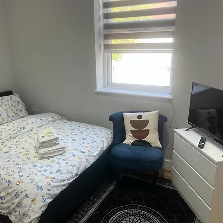 Grand Bleu - - Next To Piccadilly Line Tube Station & Brand New Facilities Hotel London