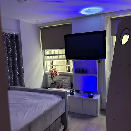 Oasis: Urban Retreat With Breakfast And Yoga Homestay London