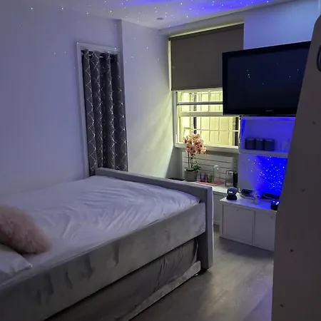 Oasis: Urban Retreat With Breakfast And Yoga London